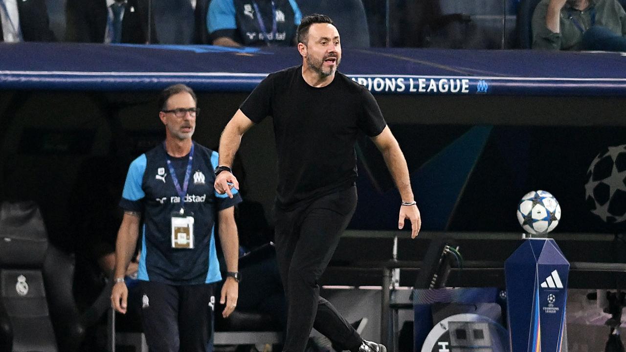 罗马诺报道，热刺目前正全力争取聘请德泽尔比担任主帅。
热刺的目标是在夏窗前敲定任