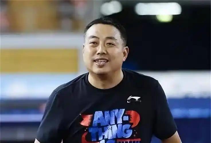 有人说：“刘国梁当主席，带队为什么长盛不衰，答案就在训练场上。他扎根一线，不摆架