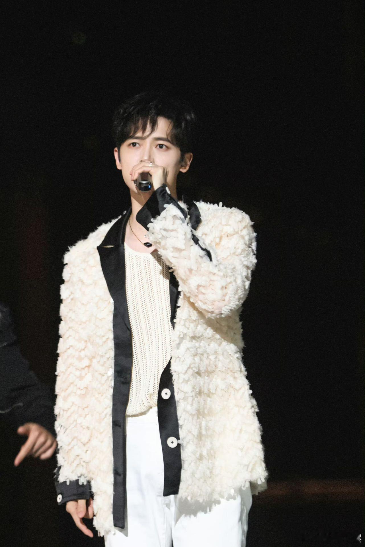 #付辛博杀回选秀赛道# 厉害了付辛博！《单恋一枝花》的舞台被他掌控，杀伤力无敌。