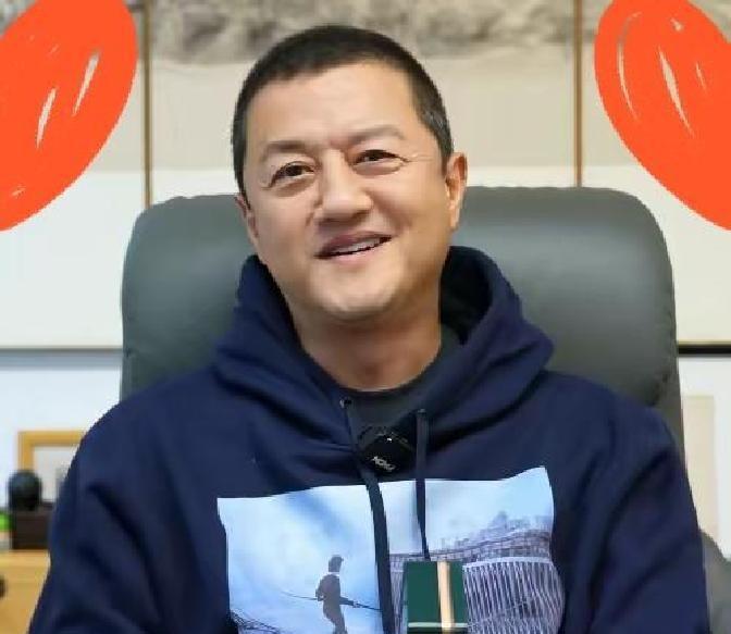“感恩前妻，让我当爹。
”李亚鹏直播卖云南茶，顺口一句，热搜爆了。
网友笑翻：7