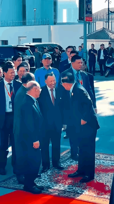 洪森真的好拽，他平时在公众场合都要抢头筹，根本就不把韩桑林放在眼里，韩桑林也是一