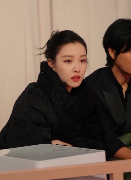 内娱女明星没有挨冻的义务 瞧瞧现在内娱女明星，保暖都成必修课了！贴暖宝宝不算啥，