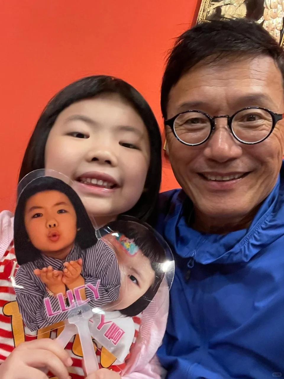 李璨琛6岁大女来探班，苗侨伟被萌翻要合影