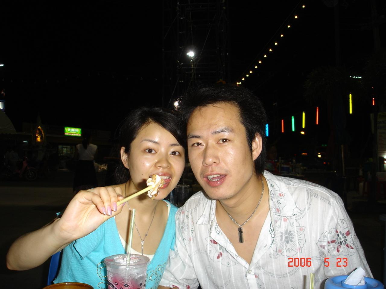 2006年5月我们两个显眼包办了3场婚礼。

5.1日在老公的老家大庆一场，5.