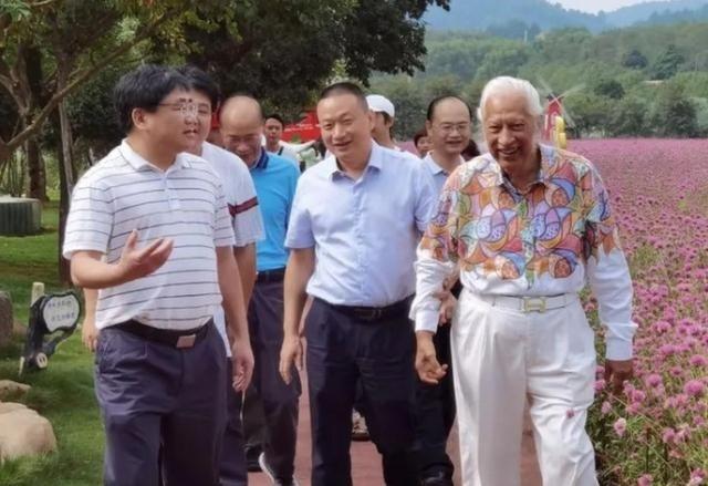 1947年，在雅加达街边摆摊的梅州夫妻，收养了一个印尼弃婴，谁料这个男孩越长越凶