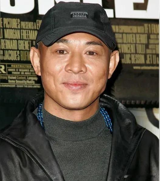 曾经主演《少林寺》的武打演员李连杰，用一毛的票价创下了1.6亿票房的烣煌业绩。现