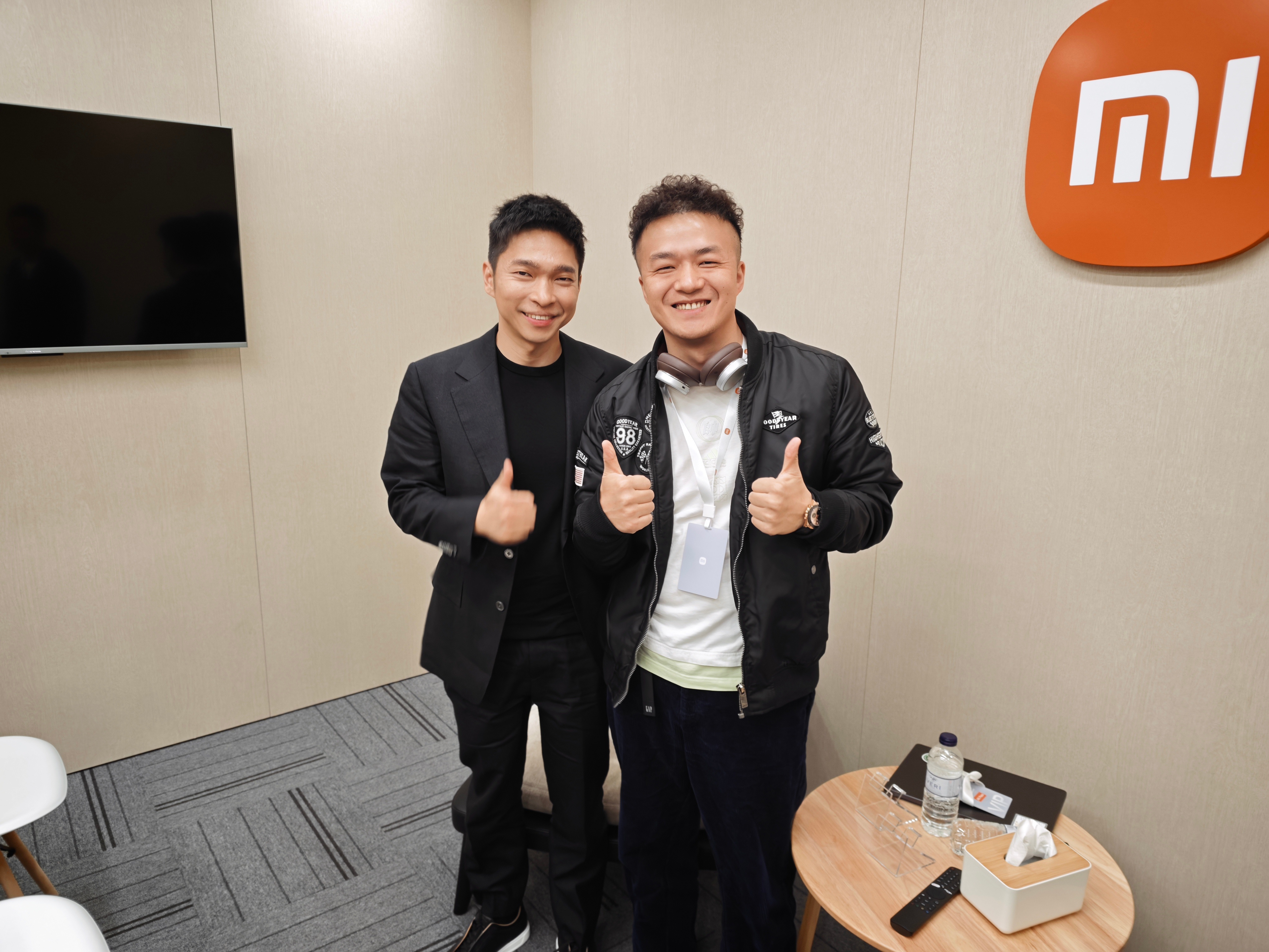 蹭个合影追个星，负责小米审美设计的男人…… 西班牙·巴塞罗那