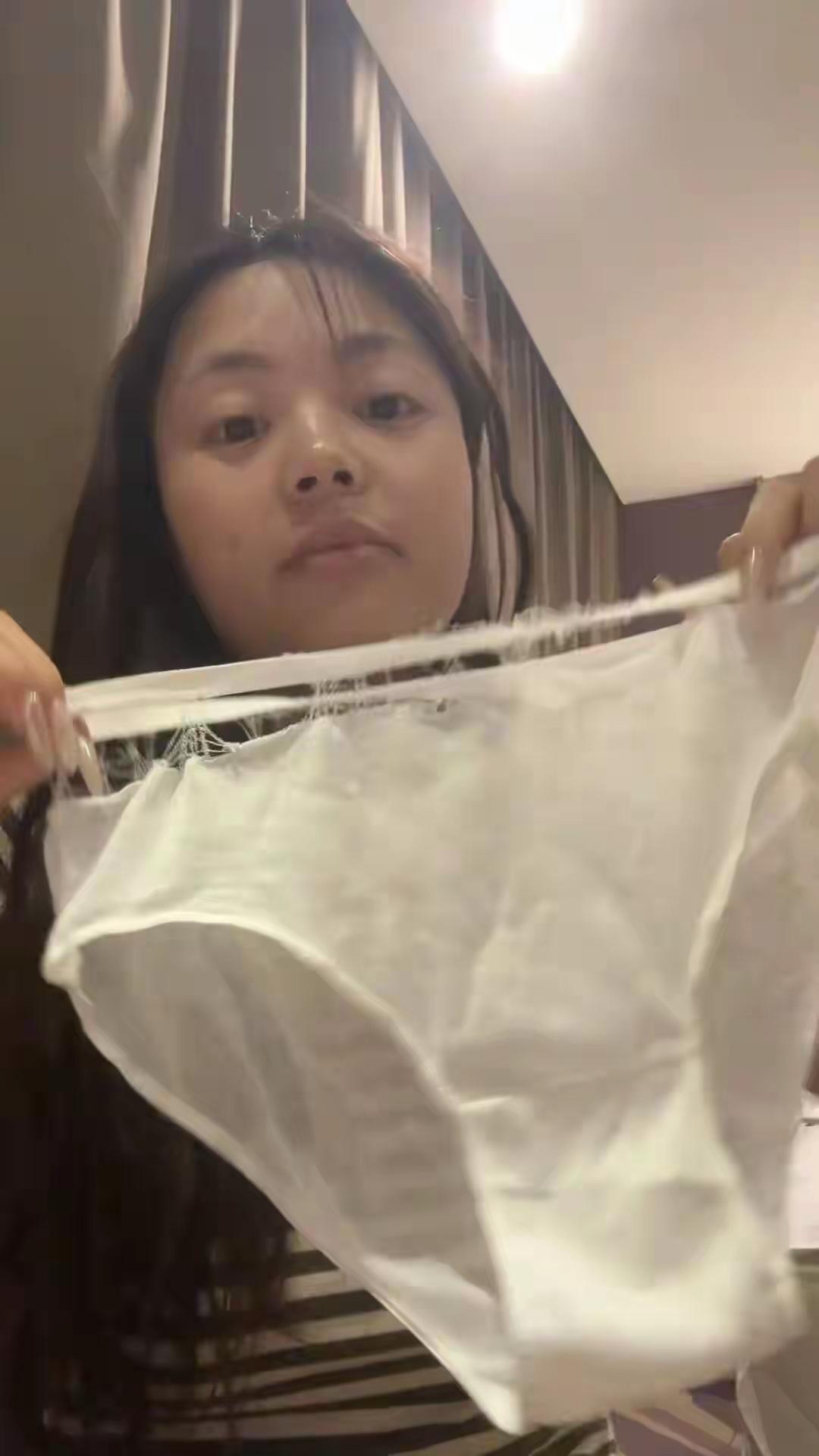 这真的是让人很尴尬。
还真有当街“爆裤”的稀罕事。
美女在同事提醒下才发现内裤仅