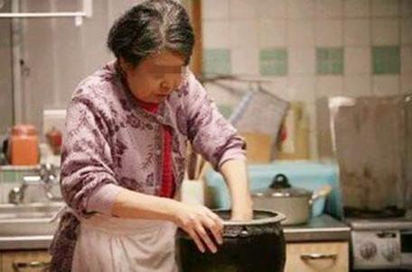 我婆婆没事就喜欢周末来给我们收拾家，然后做一大桌子菜感动自己！我们劝过很多次，她