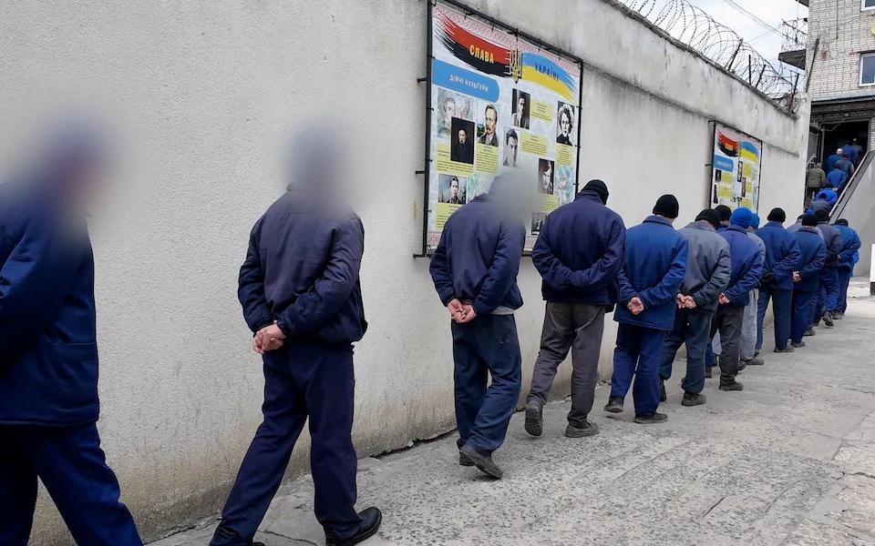 【乌军战俘：你的命运完全掌握在刚刚杀死你战友的人手中，这非常可怕】

据英媒记者