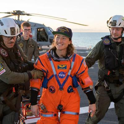 我不怕美国大兵——我怕中国牧羊犬！

美国载人掠月飞船成功返回地面，包括中国人在