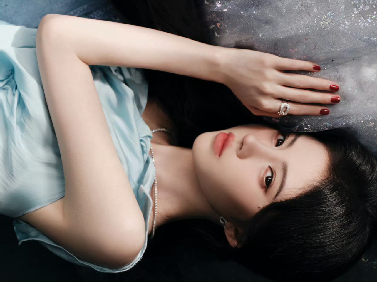 戴FRED珠宝的蓝色高定妖姬鞠婧祎