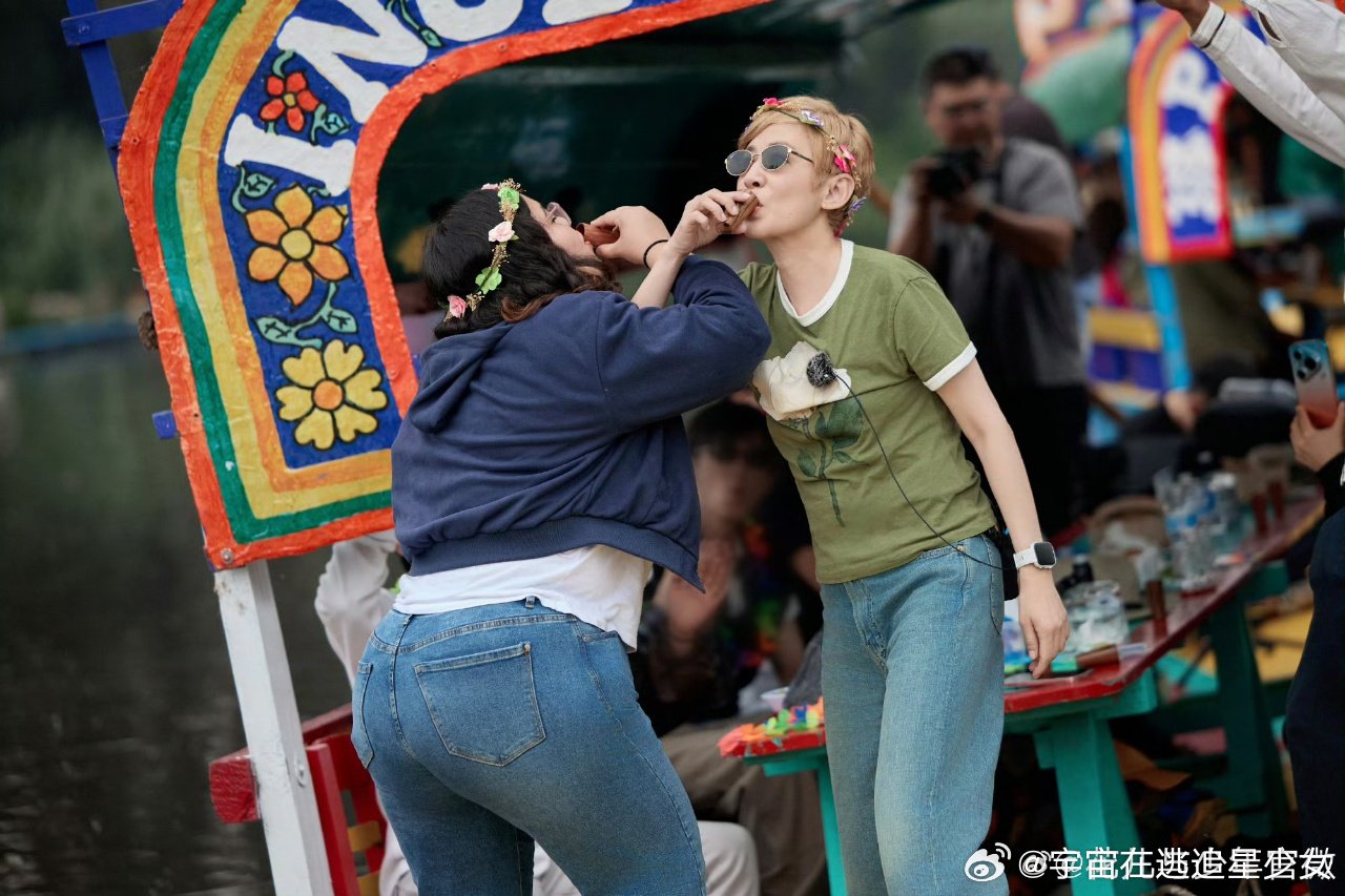 吴君如花少最懂出片的人吴君如第一件事先拍照吴君如：什么都可以等，拍照不能等✨跳水