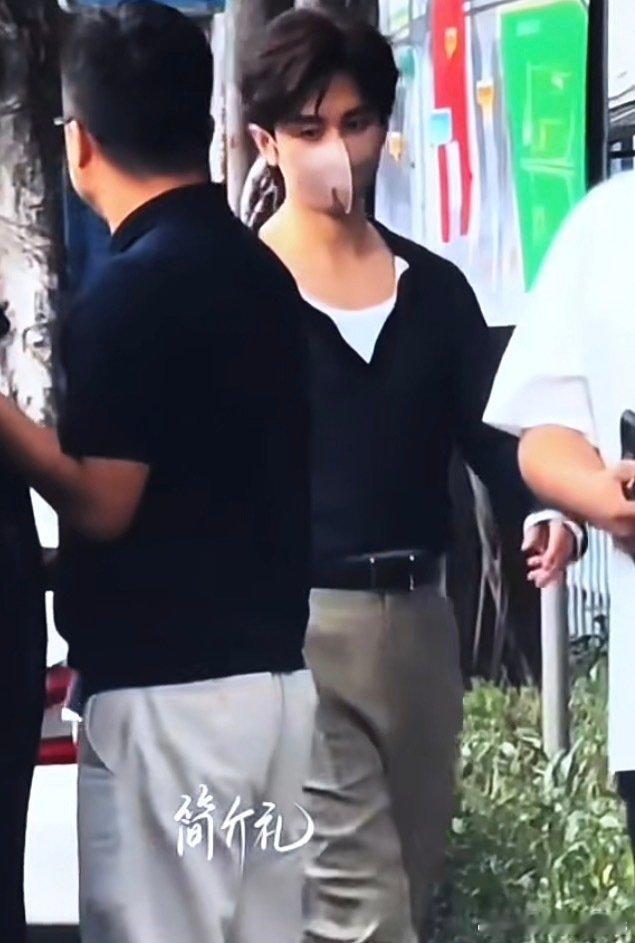 咯咯这是没面试上西游记的猴子，准备退而求其次，演昴日星君吗？
