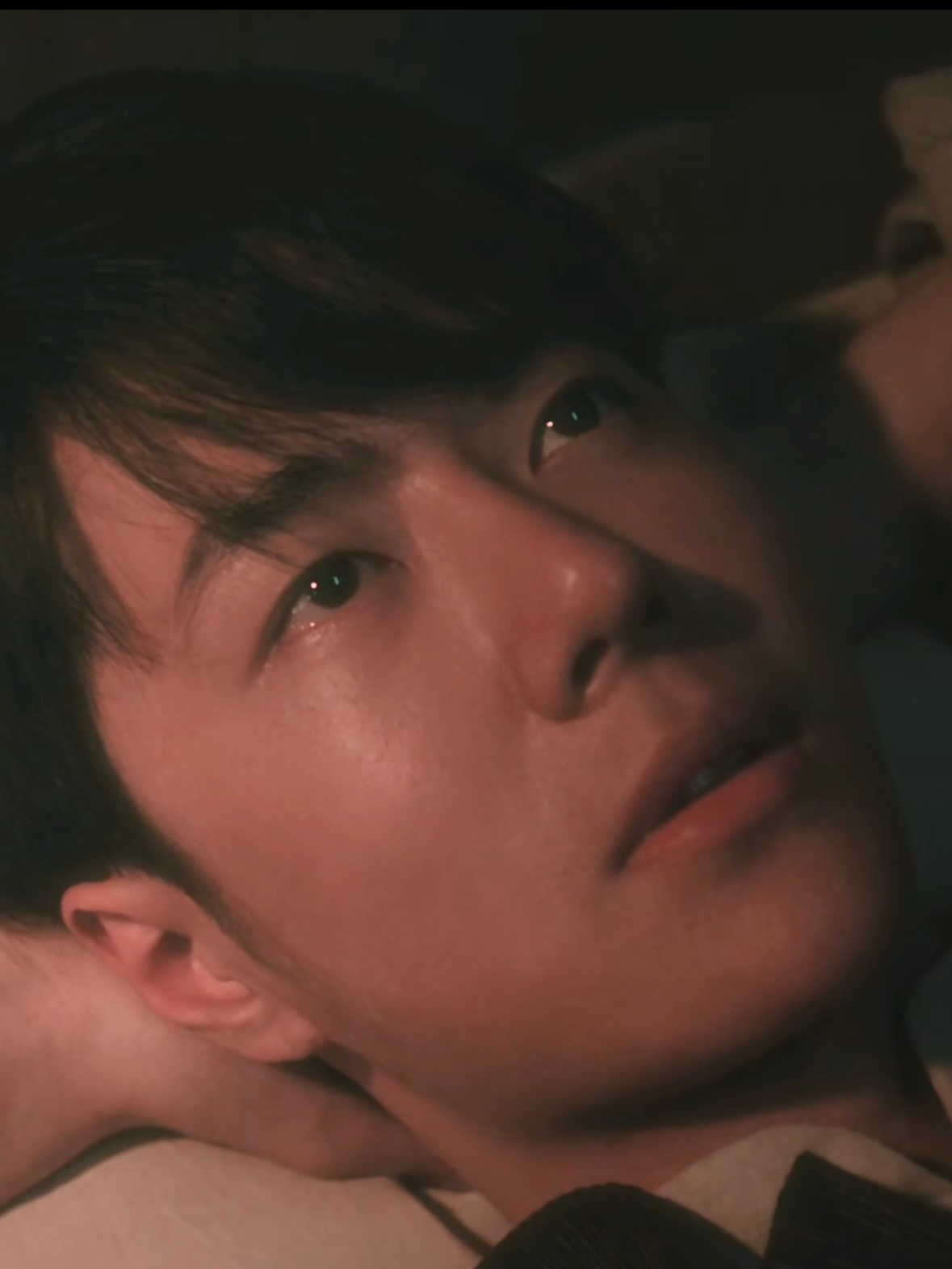 怎么有人躺着也这么帅呢 如果下半生不能睁开眼就看到这张脸躺身边真的不怎么想活 