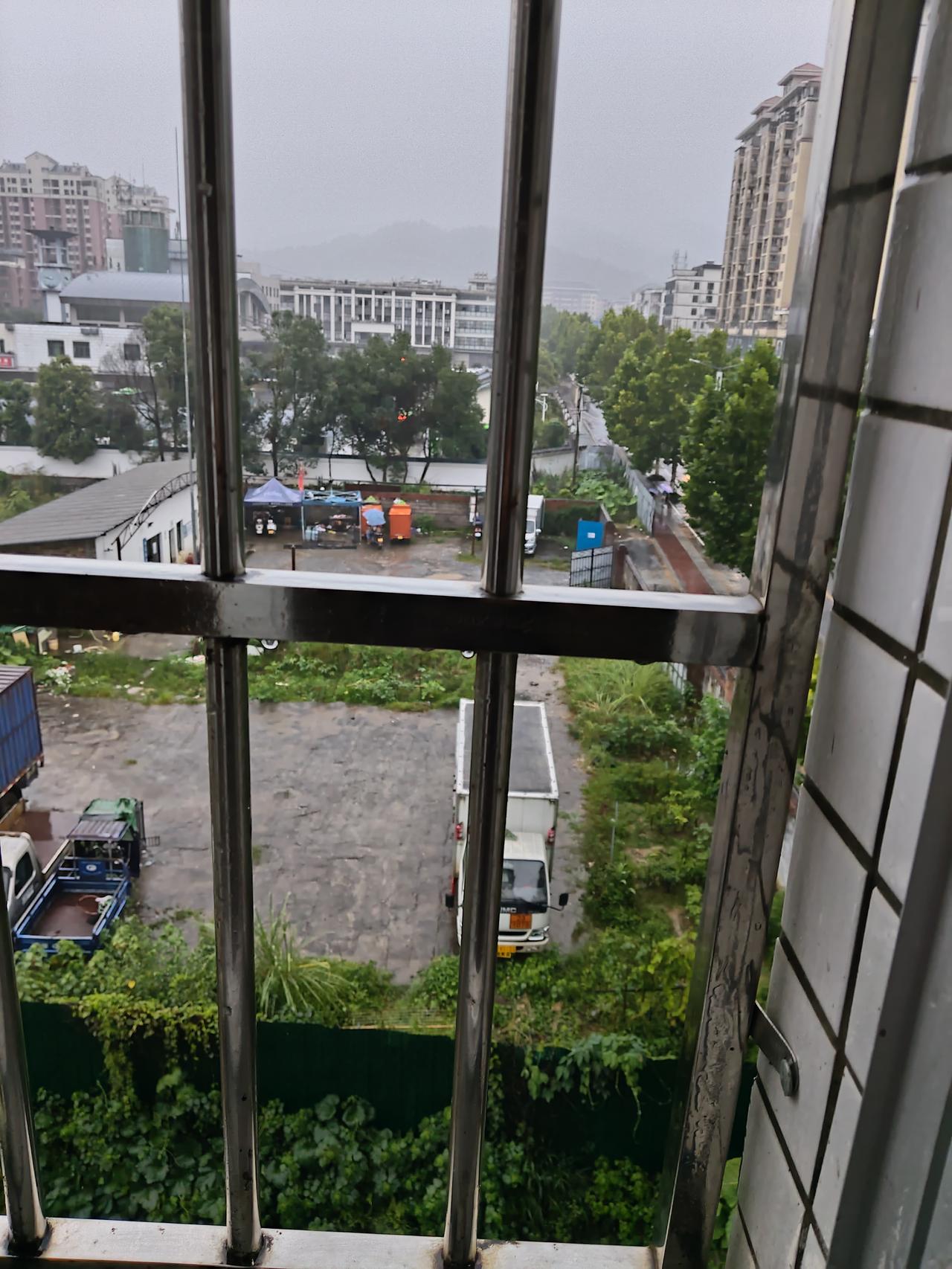 今下班时刚好下大雨，虽然我带了雨伞，但看到那么大的雨，我也不敢走，只能在工作坐着