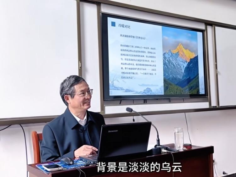 光影逐梦，老有所乐！商城县老干部大学摄影班课堂纪实
2025年11月10日上午9