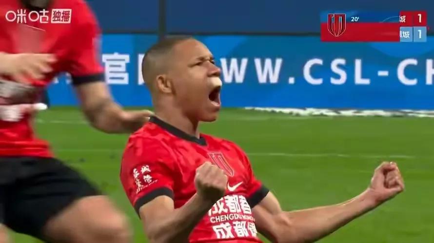 席尔瓦真是一条硬汉  成都蓉城球迷越来越喜欢他

说他是一条硬汉，一点也不为过。