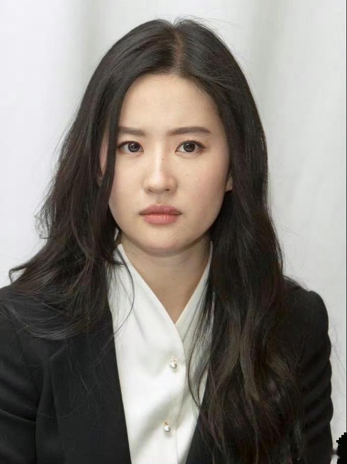 刘亦菲正面怼脸照，原来女神脸上这么多痣啊 ​ ​​​