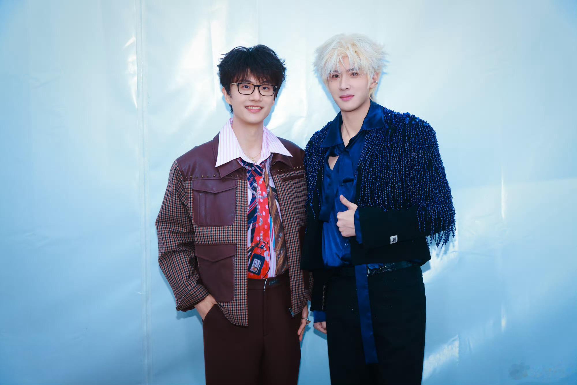 展轩晒与许嵩合照，展轩追星成功了