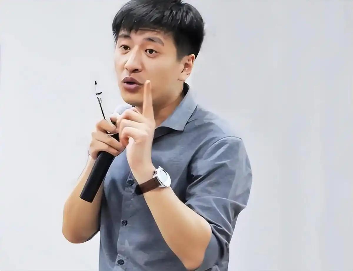 张雪峰老师经典语录:
1．没伞的孩子，只能拼命跑。
2．你不努力，谁也给不了你想