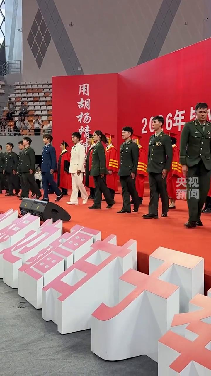 退役大学生士兵毕业典礼变装燃爆全场。
6月16日，新疆塔里木大学。向左转，又帅又