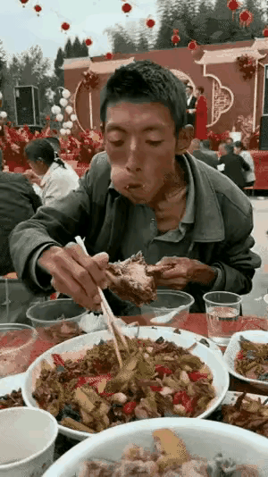 嘴里塞得满满的，一手拿着大肘子，一手不得扒拉着盘子，这货太自私了，没有一点吃相，