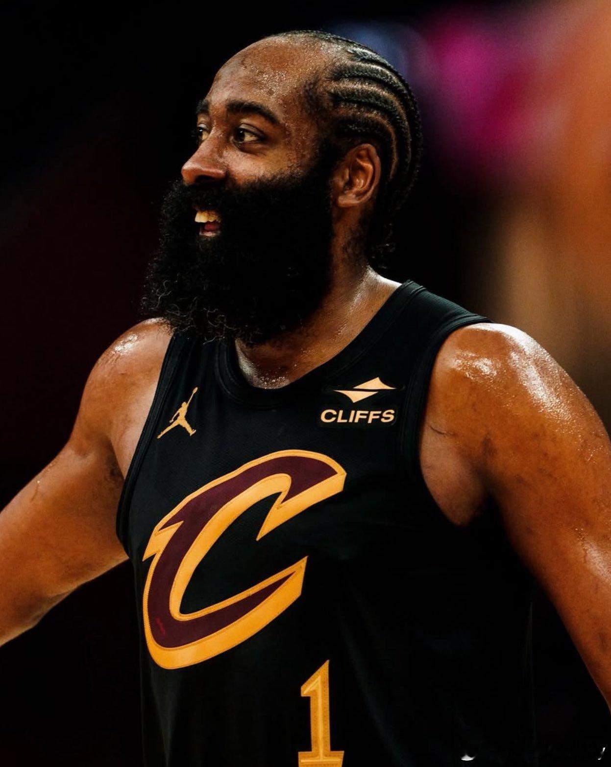 哈登职业生涯罚球出手数达到10000次，成为NBA历史上第七位达成一万次罚球出手