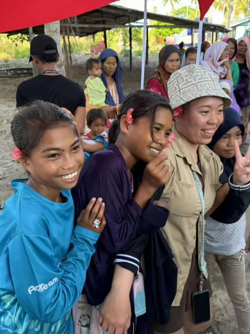 跟着我们一起来做海外公益吧，帮助弱势群体，给他们送物资，拿个潜水证在海...