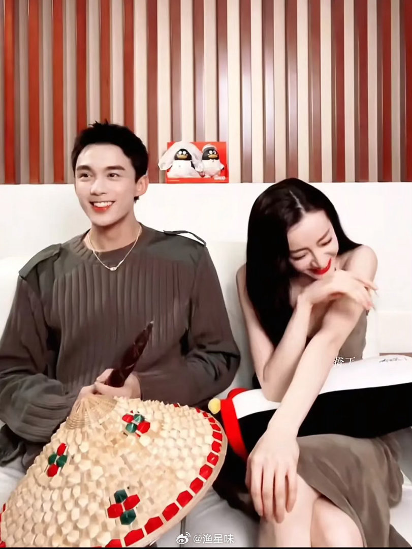 “如果8跳下海去捞蘑菇，船上的人都会拼命拉她上去，只有三石会下去问她想要什么颜色