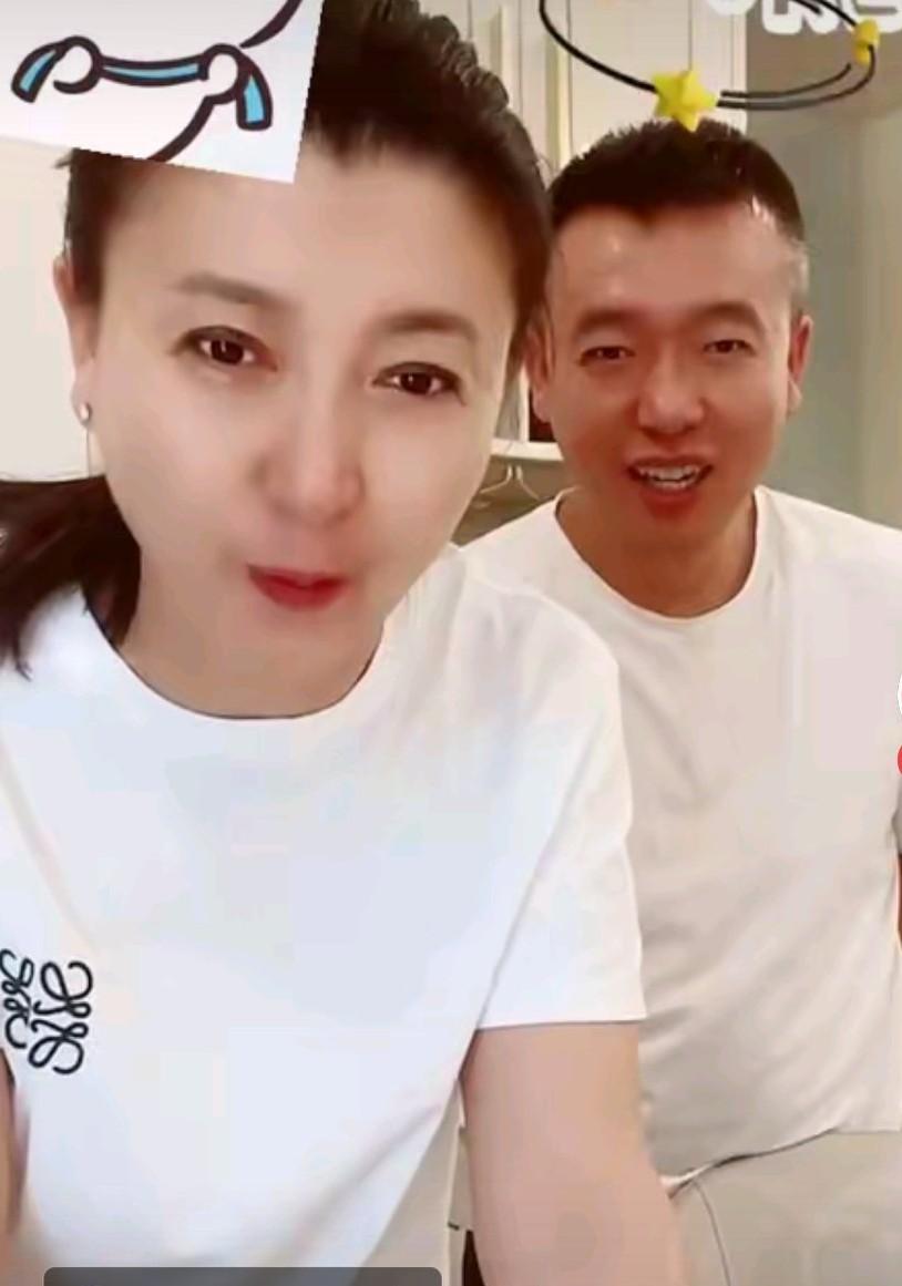 闫学晶的弟弟和她长的很像，有一个这样的姐姐他很荣幸，也没少沾光。姐姐有本事 ，父