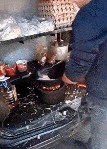 平时你觉得这小摊不好吃
但在这
我，就是，厨神！