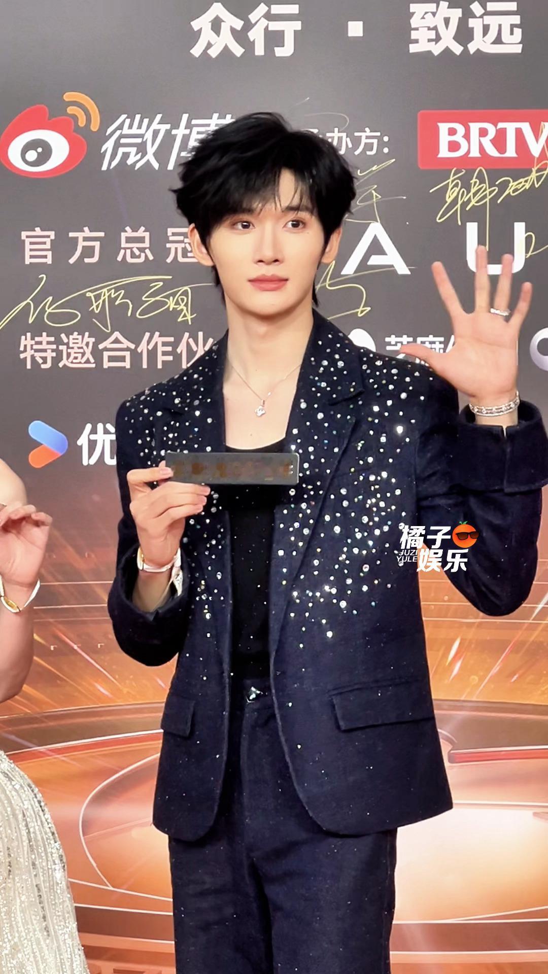 哈哈哈哈哈哈余宇涵进行红毯侦查中[doge]微博视界大会 ​​​