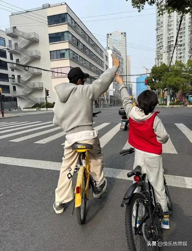 黄晓明还是很爱儿子的
不顾从他跟前妻怎么样，但是两人对孩子的心始终没有变过
黄晓