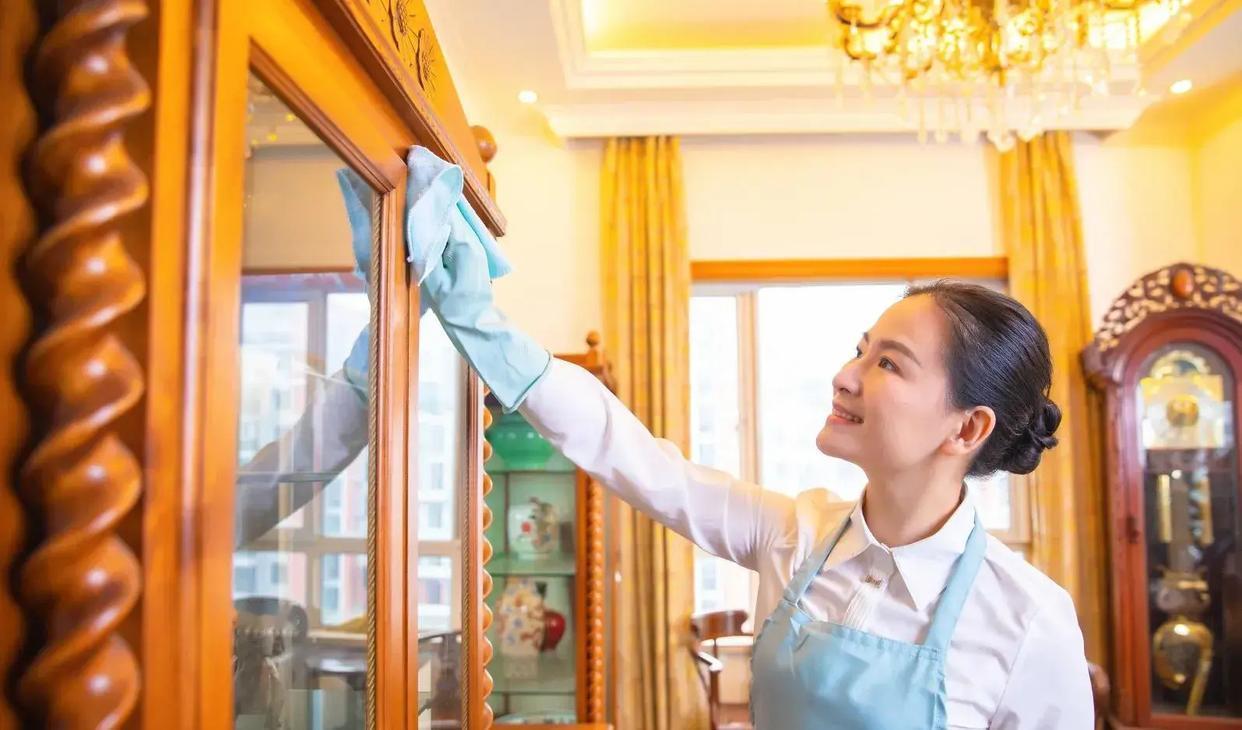 我在一家有钱人家做保姆，昨天，忍无可忍辞工了。因为雇主家女主人，随时想吃饭就让我