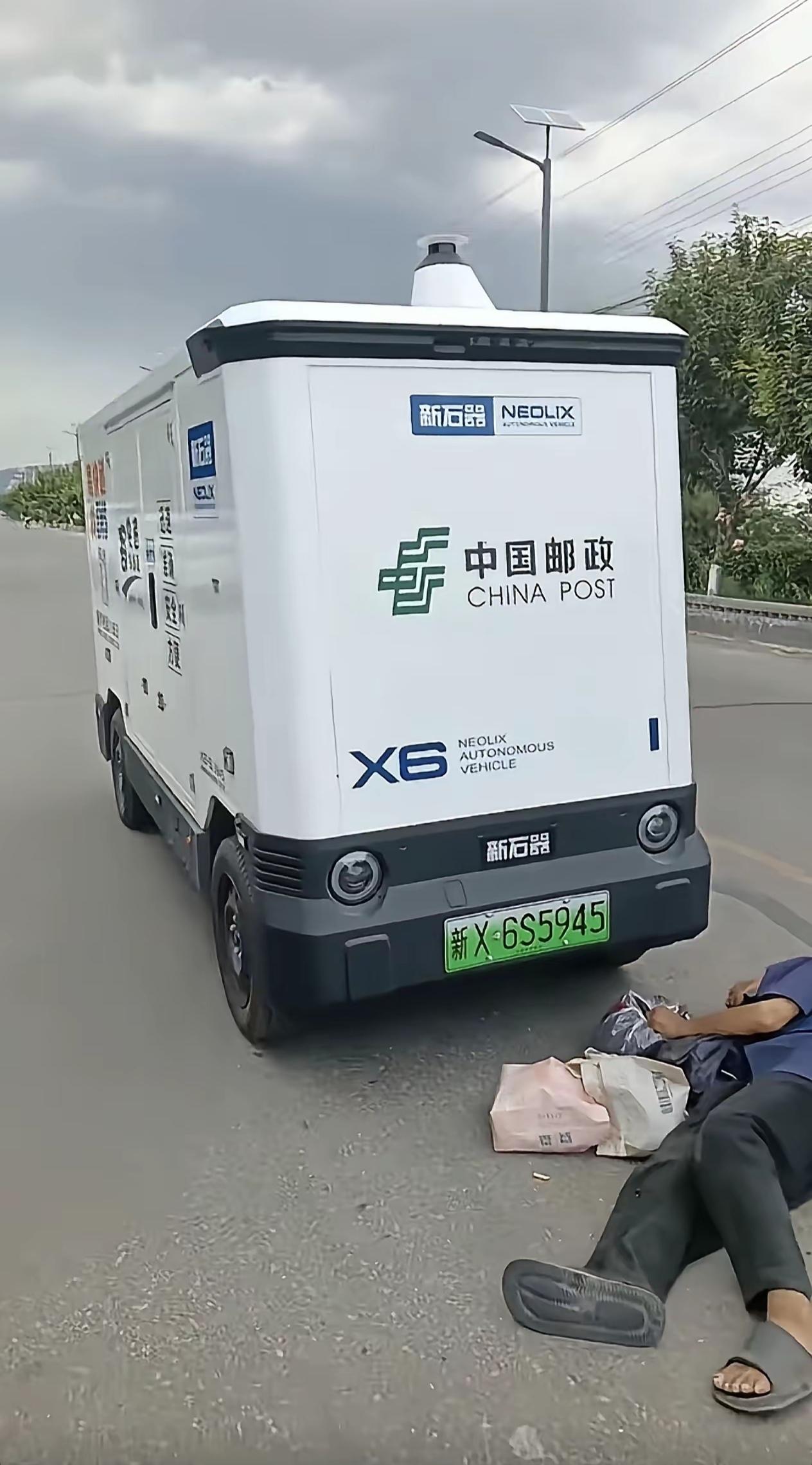 大爷是真不懂，还是真胆大，啥车都敢碰瓷啊。像这种无人驾驶送货车，在这么宽的马路，