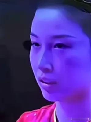 钱天一
背对教练是在强忍泪水
大家都误会钱天一了，
法国冠军赛女单四强决赛，
钱