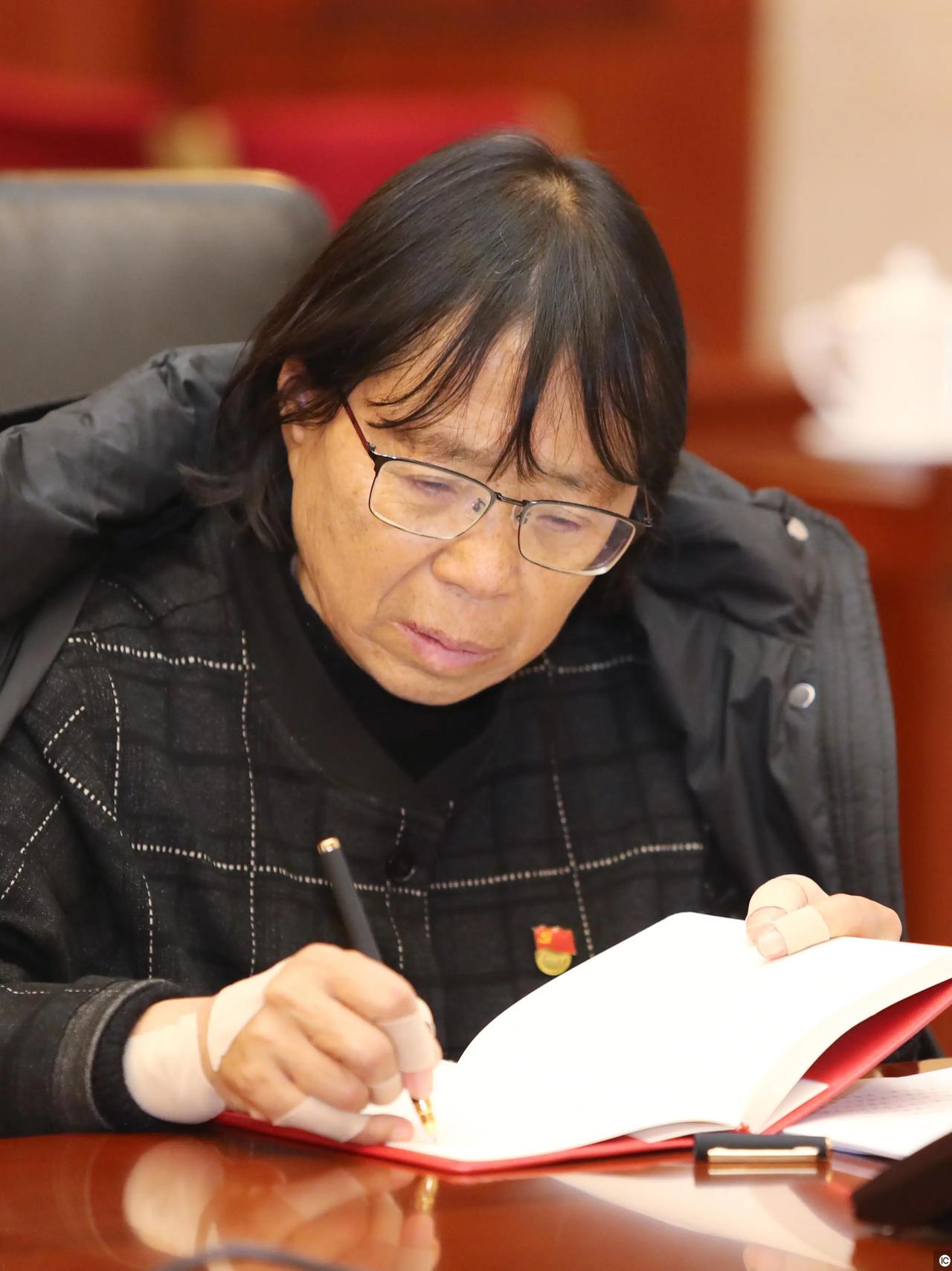 她今年69岁，可是因身患2公斤子宫肌瘤延迟手术留下的诸多疾病已经29年。
她今年