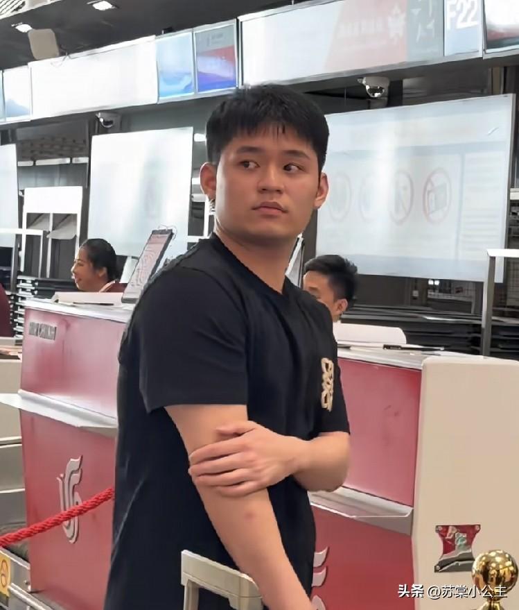 果然！今天王曼昱和林诗栋飞往瑞典了！

问题来了！
同同和大迪今年进半决赛了，