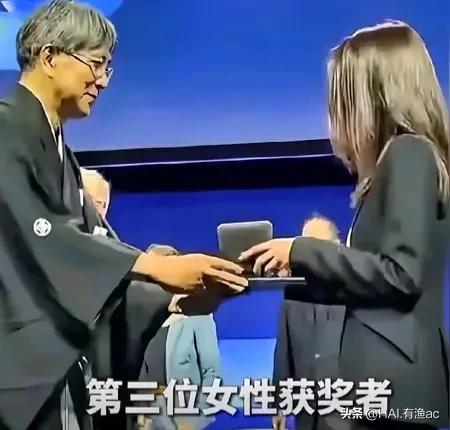 中国数学家王虹荣获2026年菲尔兹奖时，这位穿着日本传统服饰的嘉宾是什么背景？