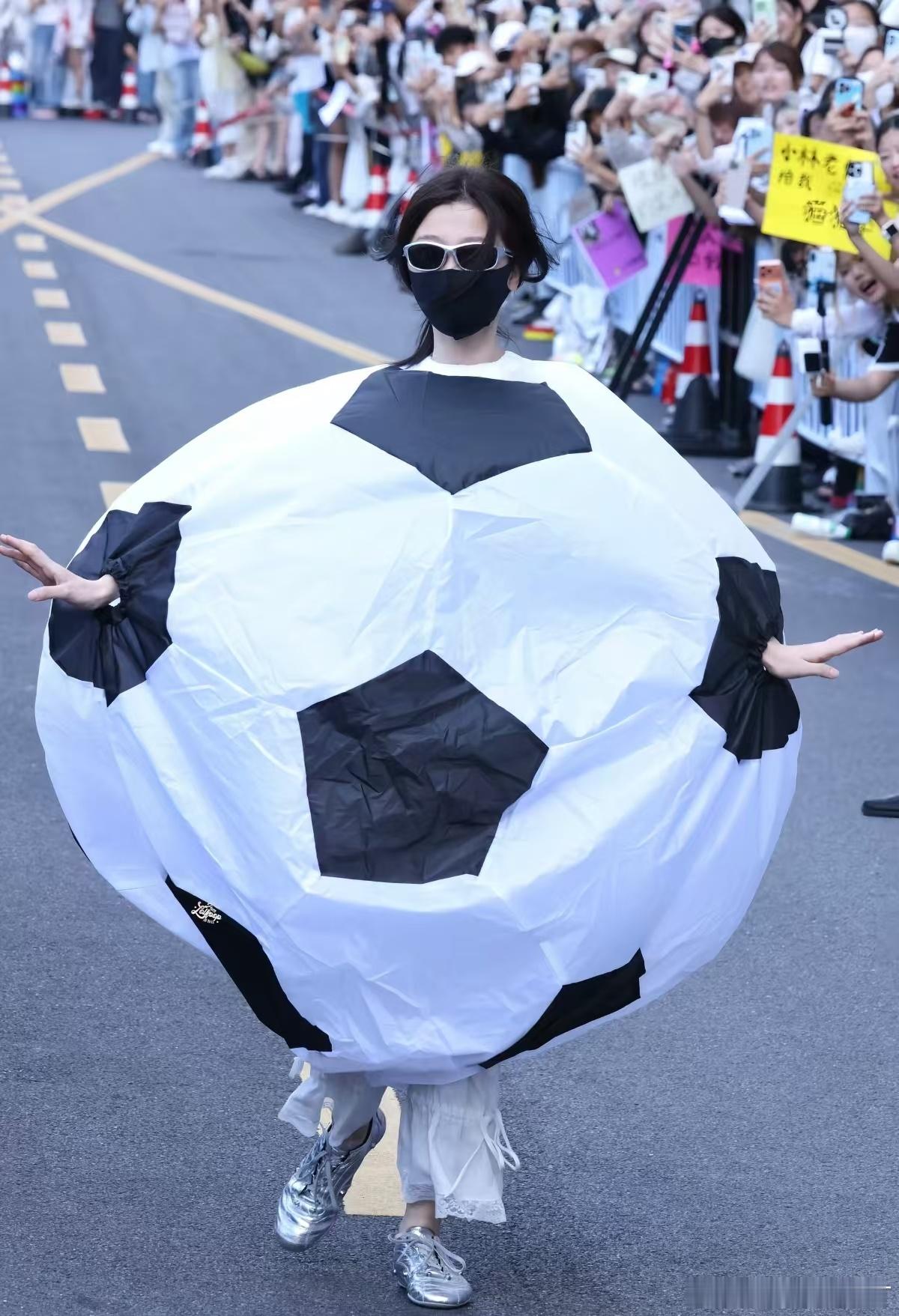 虞书欣脚上画的是什么虞书欣足球宝贝穿搭谁能想到鼓鼓囊囊的足球充气裙，虞书欣会配银