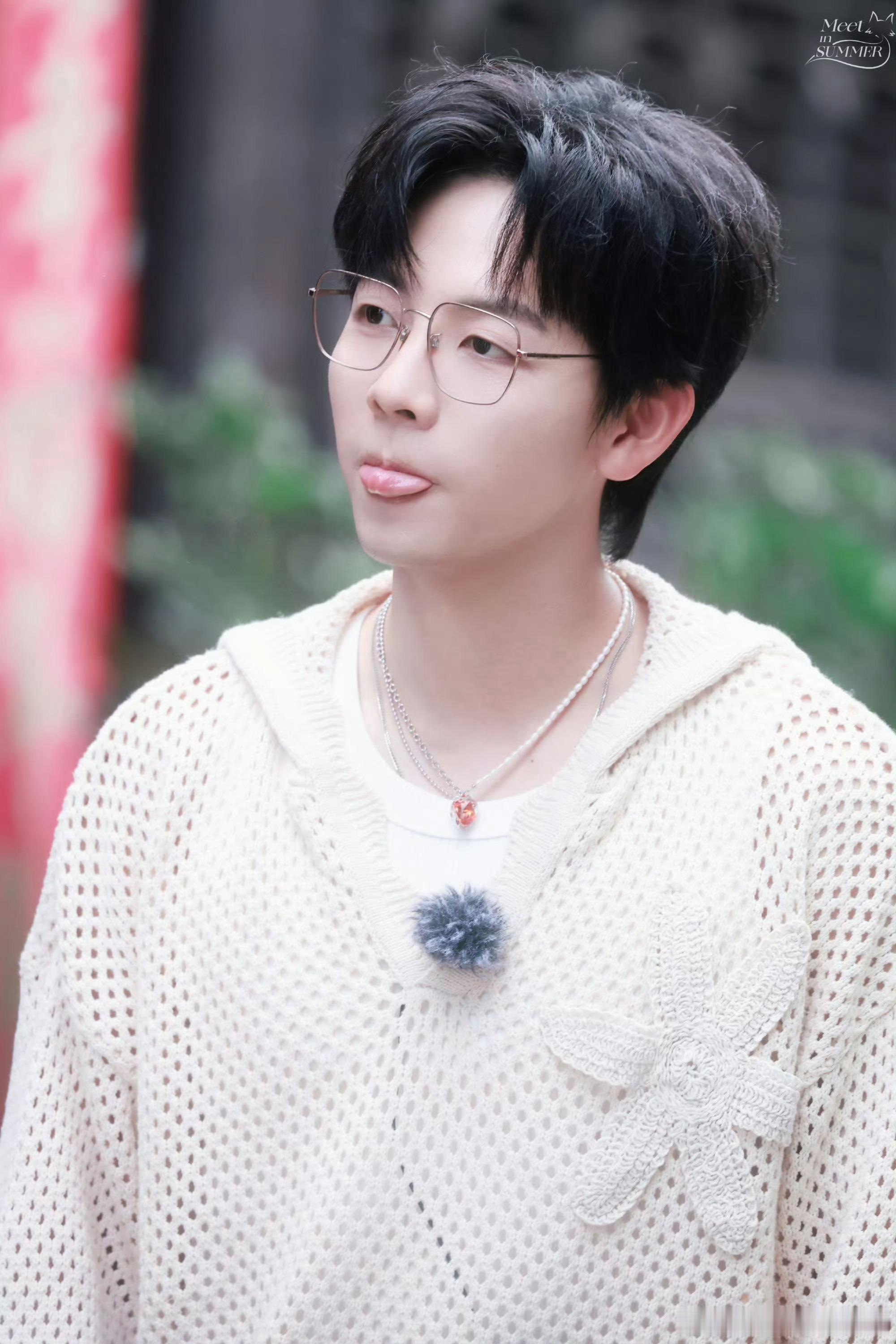 胡夏被蝉咬了 真的是难以想象当时的画面，一向温文尔雅的他，被蝉突袭的那一刻，是不
