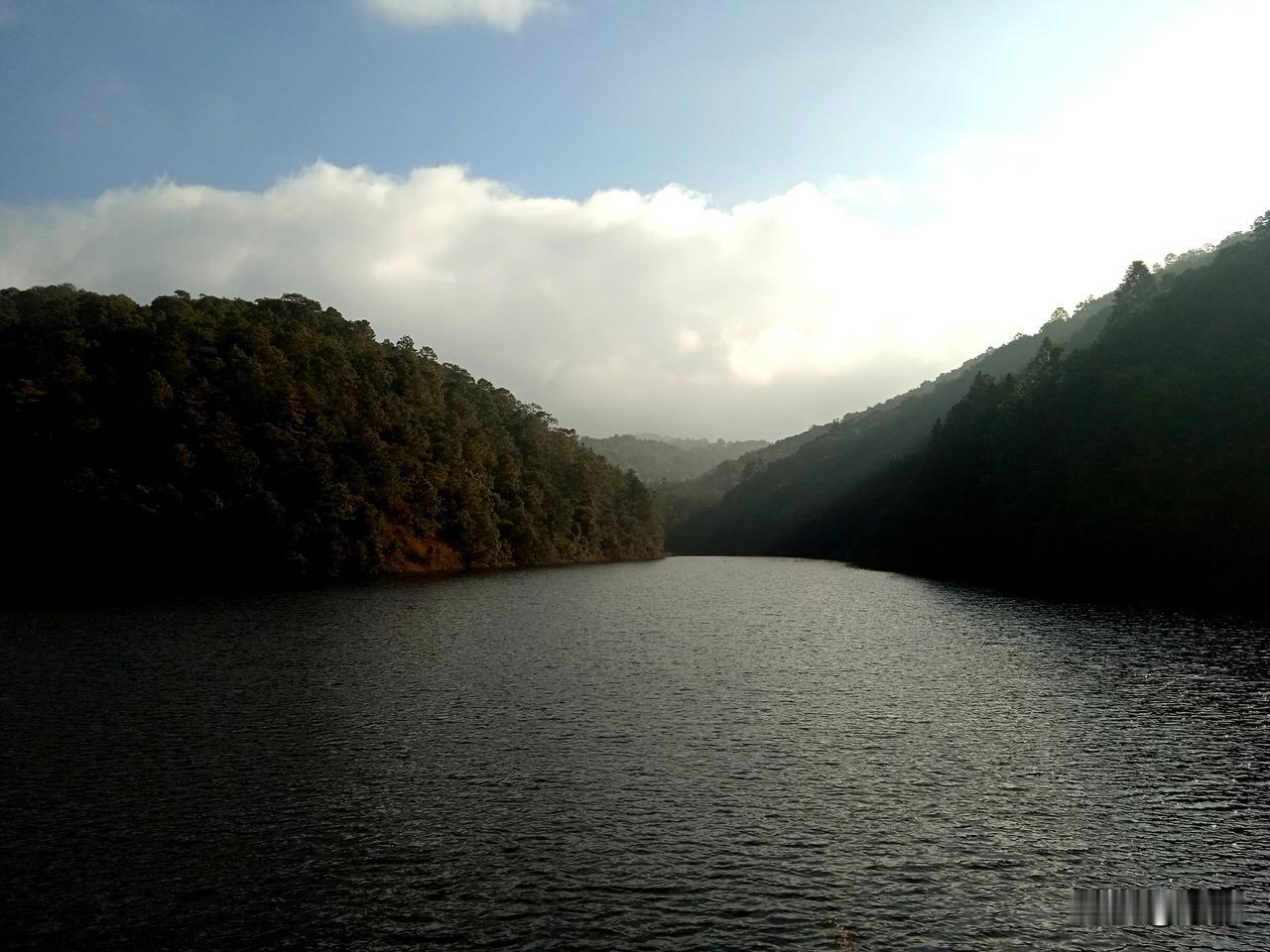 难于相信，这么个水库，少男少女，不同方式，死于水底。8O年代，水库附近的村里小女