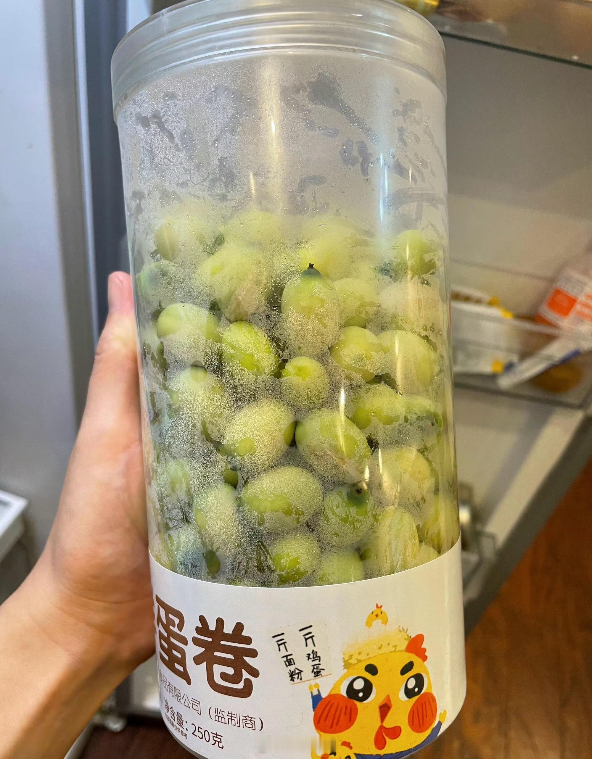 也吃上嫩莲蓬啦～是柚子哥哥给我剥的～俩儿子都太孝了，知道我爱吃，一个从莲蓬里扣出