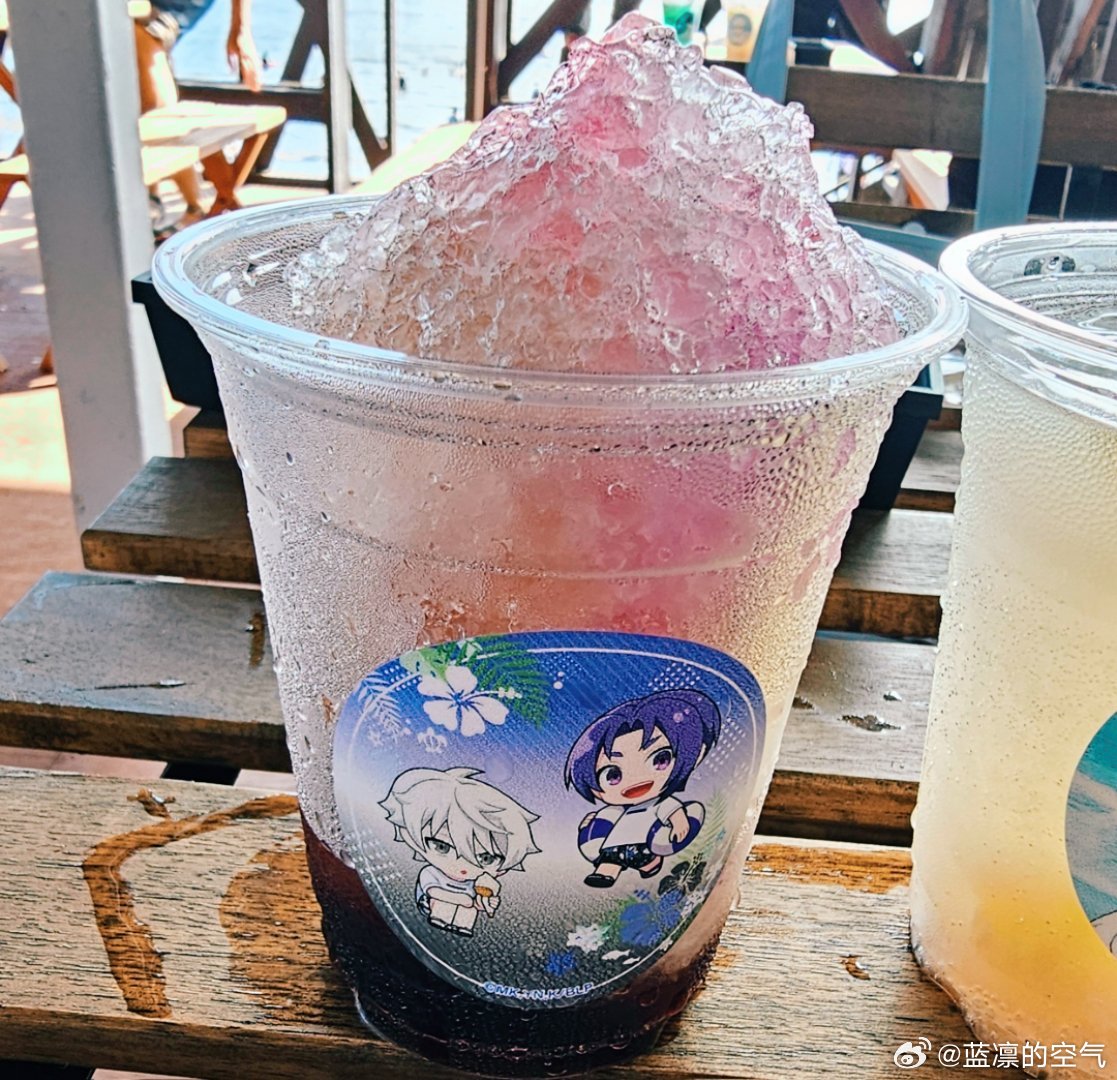 你们知道吗 这里超晃的 店员在旁边走每一步都在晃这刨冰本来有3颗蓝莓在上面的 我