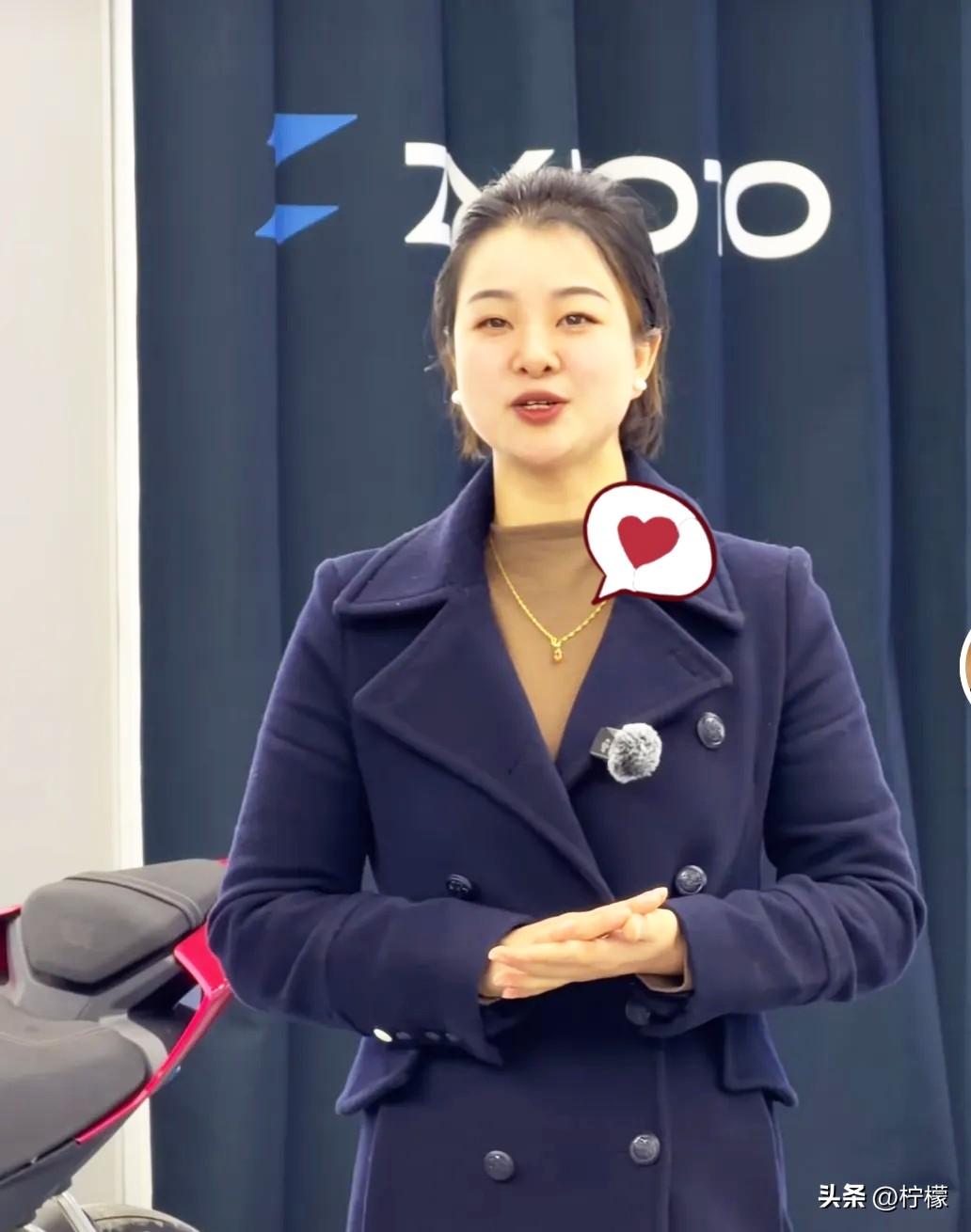 张雪机车创始之一，
同时也是张雪的老婆，
看起来好有气质啊，
果然人红养人。
 