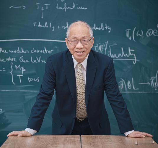 美籍数学家丘成桐在清华任教，被问到：“您现在的薪水有多少？”丘成桐回答：“我在中
