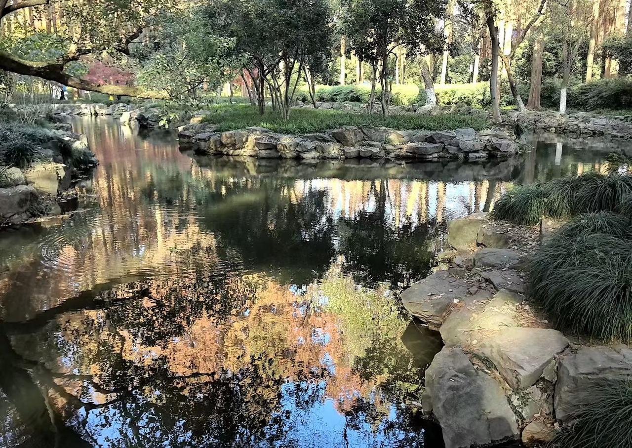 咱要输得起，
本来就是小人物，
踩的是泥土，
吃的是五谷，
犯不着把自己加在云端