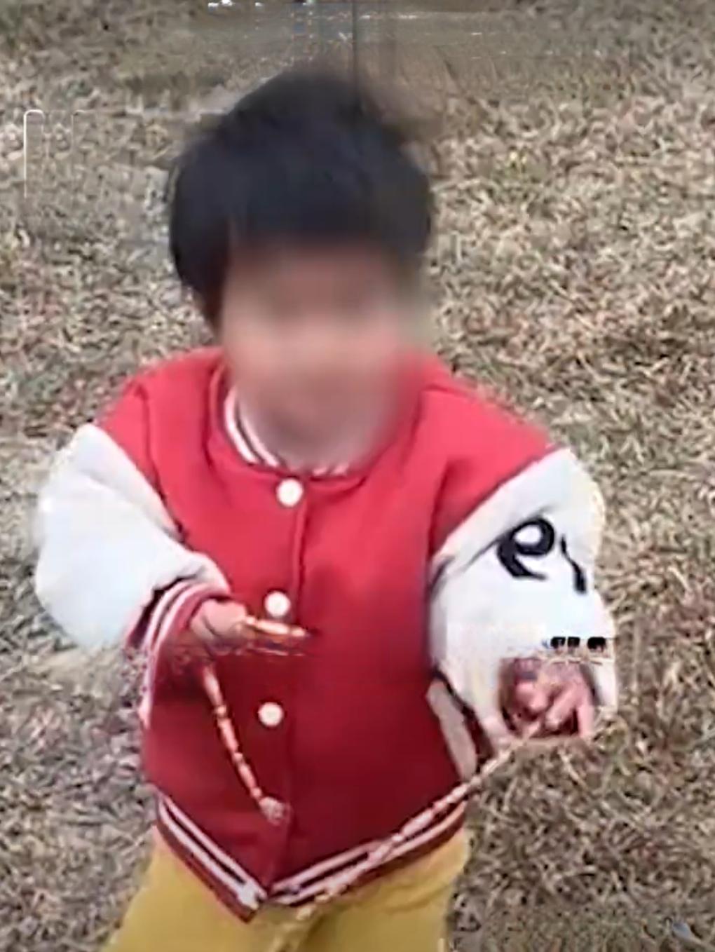 广东佛山这事儿太正能量了！1月18号，唐先生带着2岁女儿去公园玩，小家伙在草地上