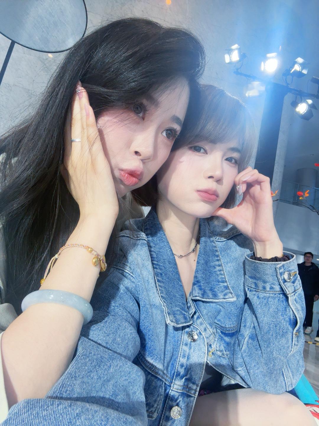 今日终于有自拍合照啦～